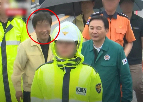 오송 지하차도 침수사고 현장에서 웃고 있는 공무원. [보배드림 게시물 캡처]